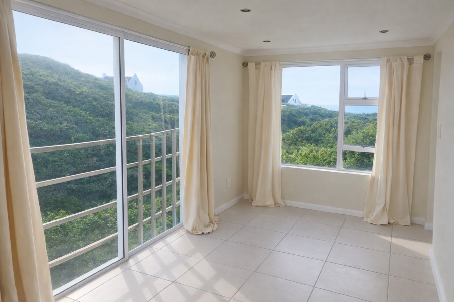 5 Bedroom Property for Sale in Boggomsbaai Western Cape